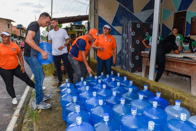 Entrega de ajuda humanitária as família afetadas pelas chuva no bairro Maguari