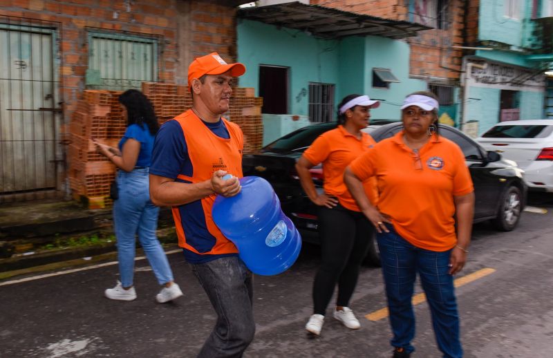 Entrega de ajuda humanitária as família afetadas pelas chuva no bairro Maguari