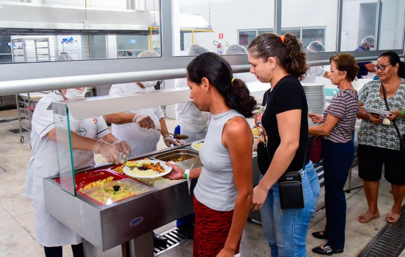 Almoço da Família no Restaurante Popular