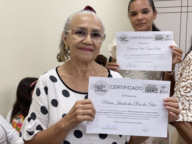 Entrega de certificados do curso Doces que Encantam
