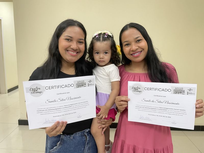 Entrega de certificados do curso Doces que Encantam