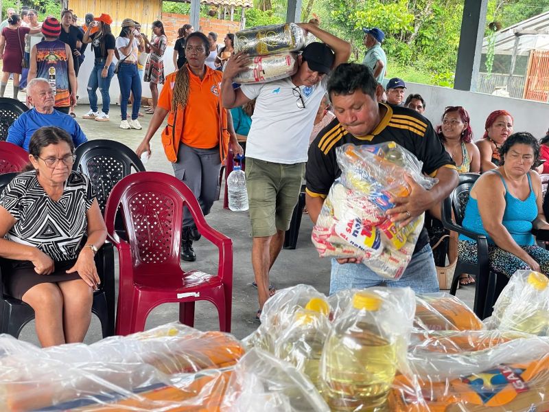 Entrega de cestas básicas e água na região das ilhas de Ananindeua