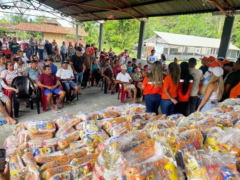 Entrega de cestas básicas e água na região das ilhas de Ananindeua