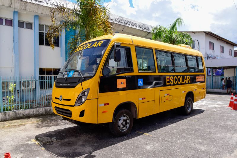 Entrega do ônibus escolar