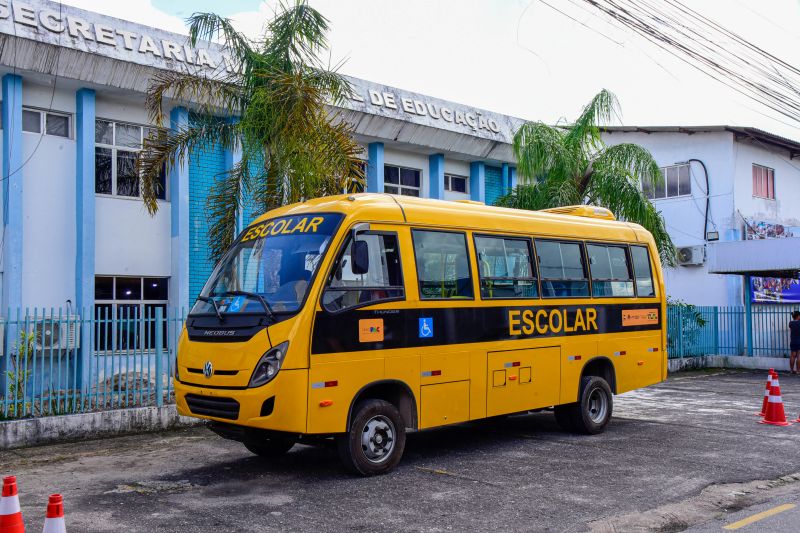 Entrega do ônibus escolar