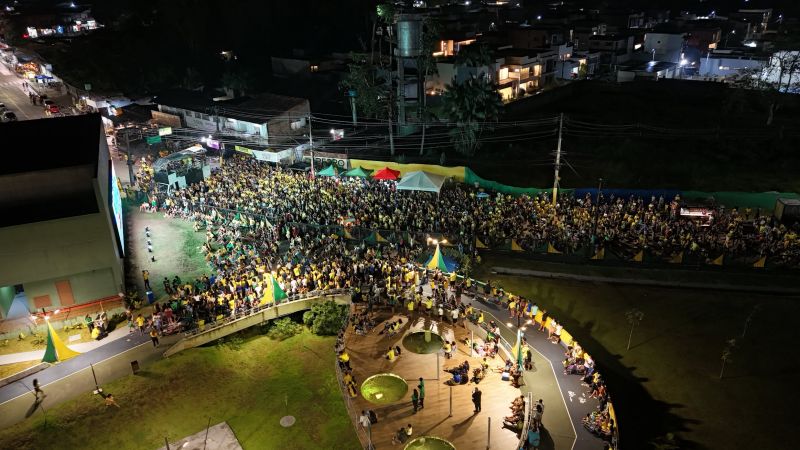 Jogo da Seleção Brasileira no telão externo do teatro municipal de Ananindeua