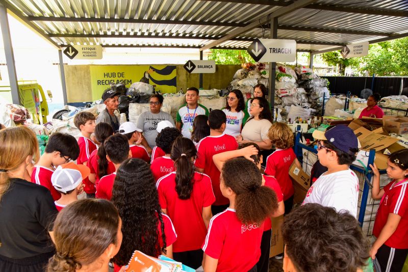 Visita de estudantes no HUB da SEURB na Cidade Nova