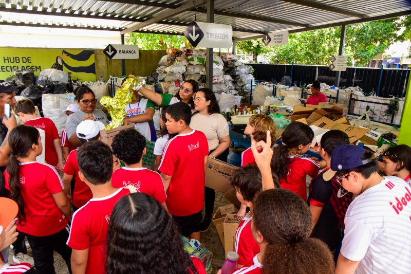 Visita de estudantes no HUB da SEURB na Cidade Nova