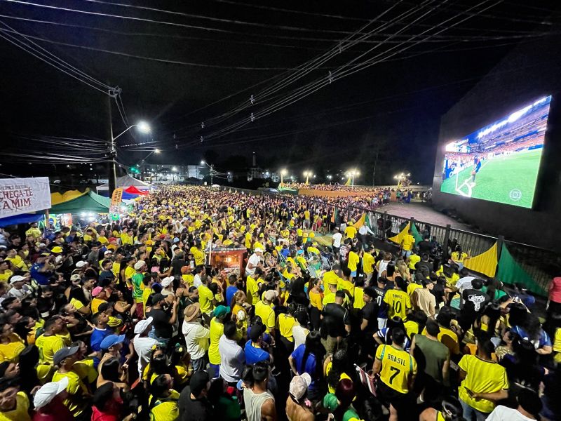 Jogo do Brasil com telão no parque Vila Maguary