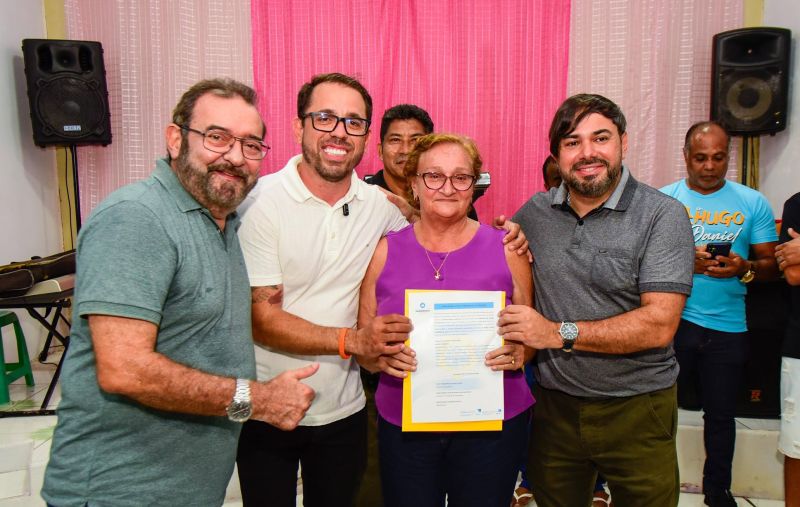 Entrega de títulos de propriedade na comunidade Vitória Régia no bairro do Coqueiro