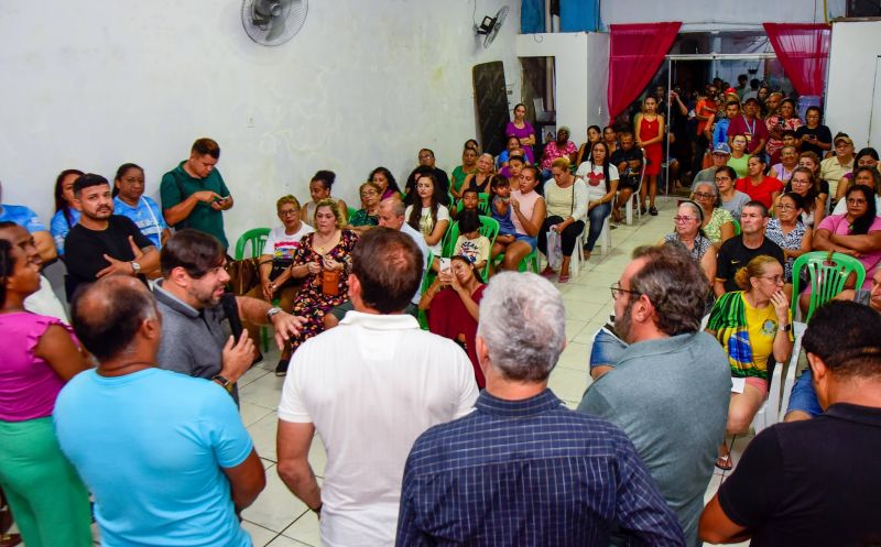 Entrega de títulos de propriedade na comunidade Vitória Régia no bairro do Coqueiro