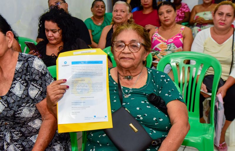 Entrega de títulos de propriedade na comunidade Vitória Régia no bairro do Coqueiro