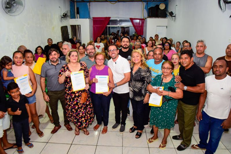 Entrega de títulos de propriedade na comunidade Vitória Régia no bairro do Coqueiro