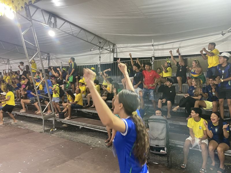 Jogo do Brasil no telão do estacionamento do Ginásio do Abacatão