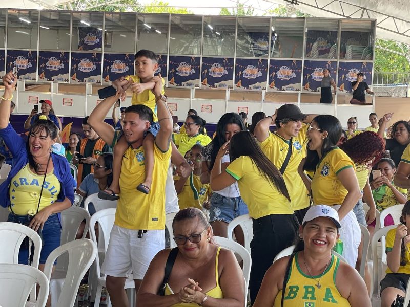 Jogo do Brasil no telão do estacionamento do ginásio Abacatão