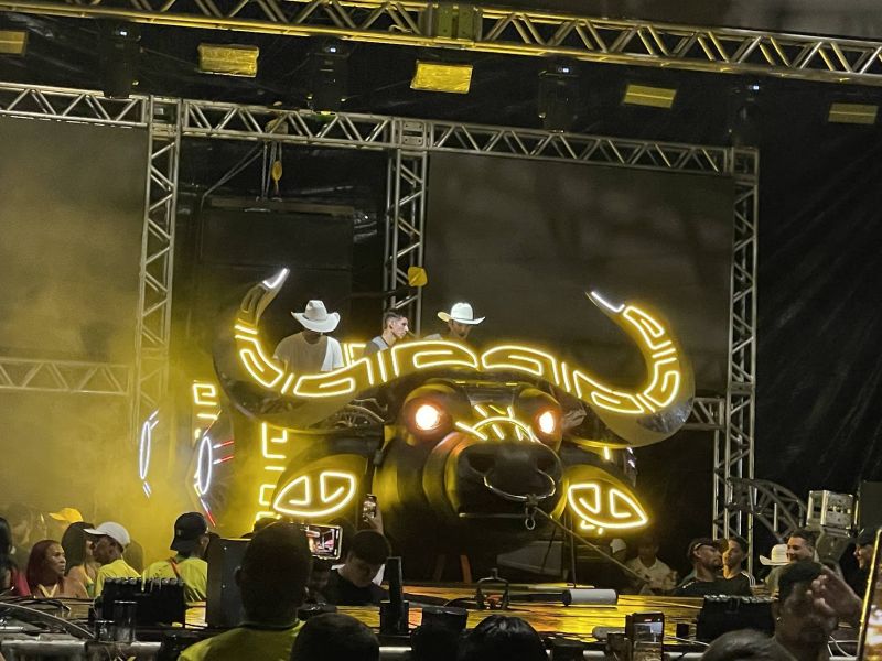 Aparelhagem Carabao no encerramento da Quadra Junina no estacionamento do Ginásio Abacatão