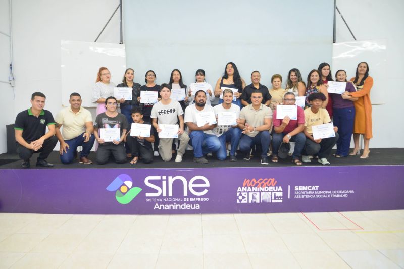 Entrega de certificado do curso de Almoxarifado e Logistica no SINE