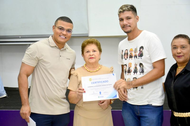 Entrega de certificado do curso de Almoxarifado e Logistica no SINE