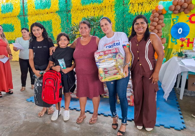 Entrega de apoio alimentar e kit escolar no CRAS 40 Horas