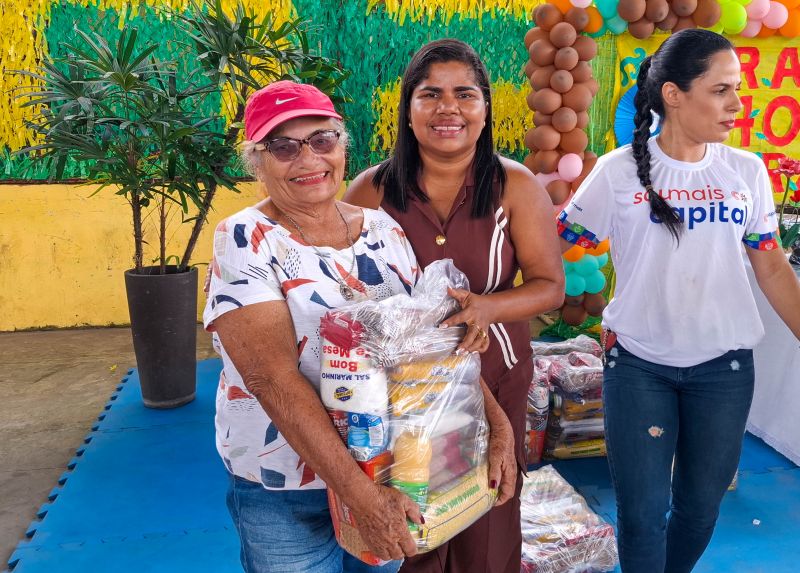 Entrega de apoio alimentar e kit escolar no CRAS 40 Horas
