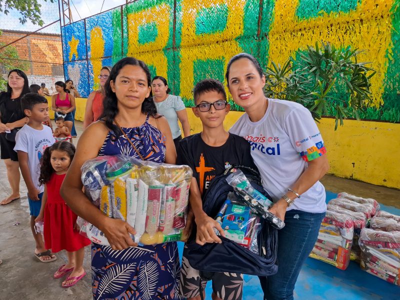 Entrega de apoio alimentar e kit escolar no CRAS 40 Horas