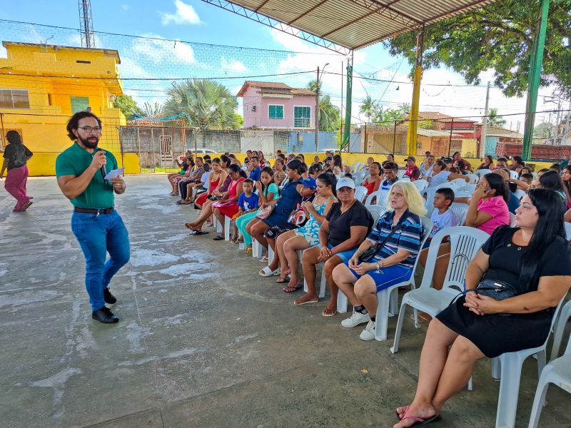 Entrega de apoio alimentar e kit escolar no CRAS 40 Horas