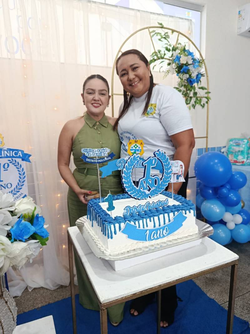 Karka Madeira, secretária-adjunta da Sesau, ao lado de Bruna Torres, diretora da Policlínica do Distrito.