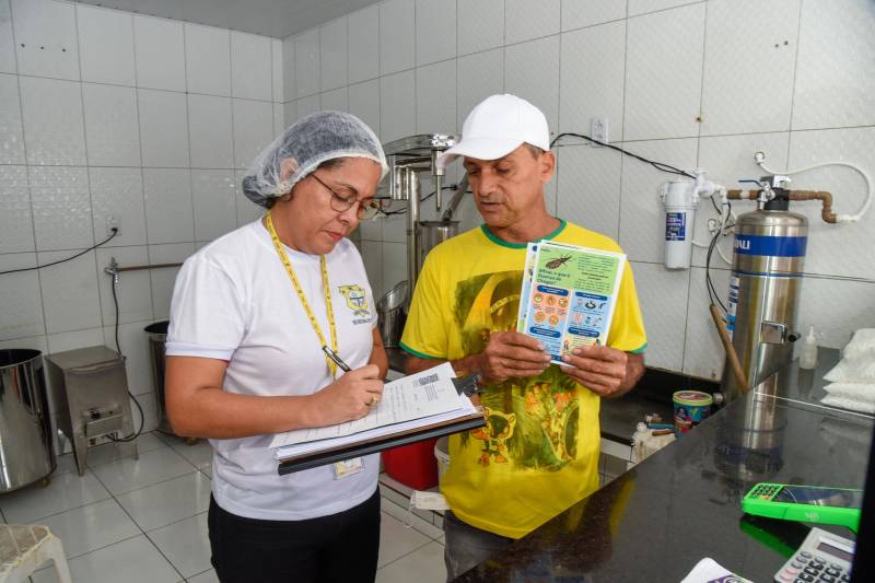 Além da fiscalização, comerciantes recebem orientações sobre boas práticas sanitárias no processamento e na comercialização do açaí.