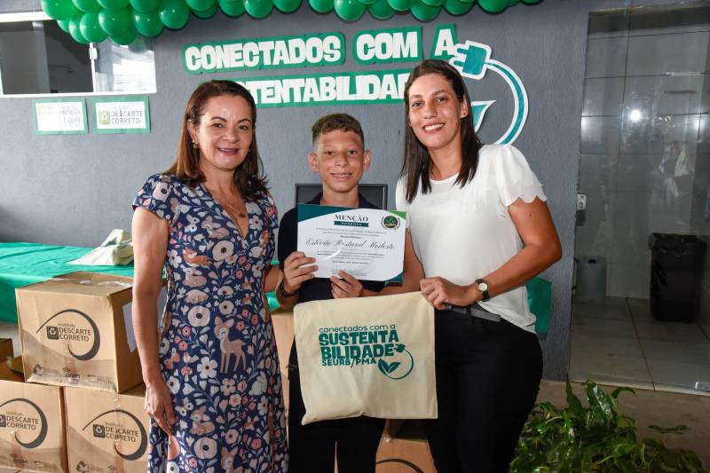 O evento contou com uma menção Honrosa, estudante Estevão Rostand, que, individualmente, foi o maior arrecadador de lixo eletrônico do projeto. (na foto Marilene Pinheiro, Estevão e sua mãe Rafaela Rostand). 