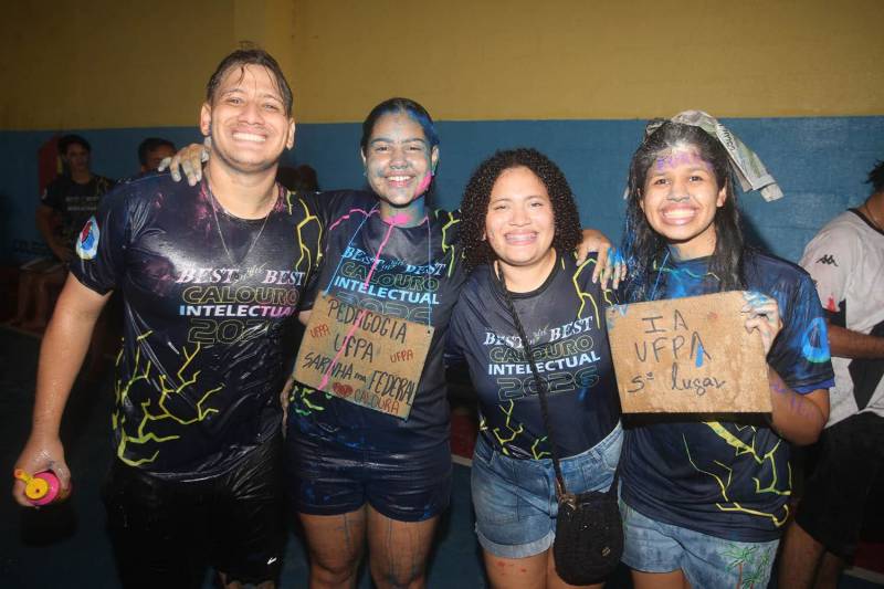 Alunos celebram aprovação.