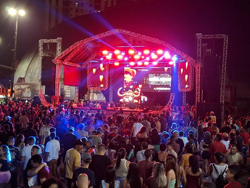 O estacionamento do Ginásio do Abacatão esteve completamente lotado.