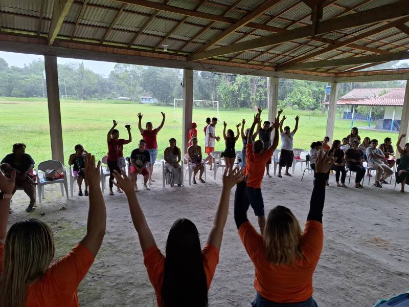 Moradores participando de dinâmicas.