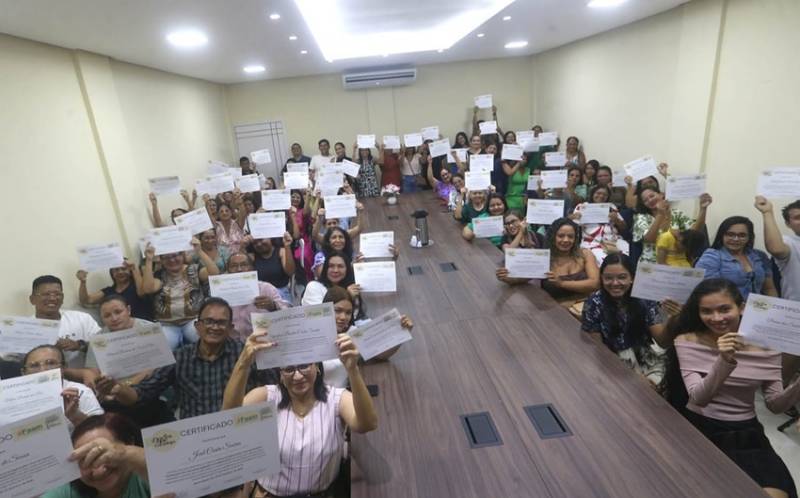 Mais de 200 pessoas receberam os certificados do "Doces que Encantam". 