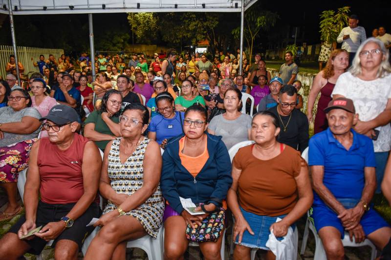 População compareceu para receber títulos.