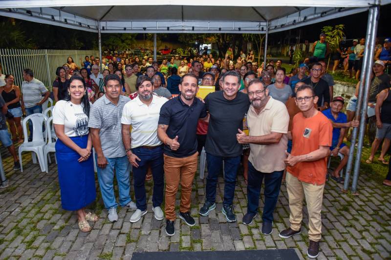 Prefeito e autoridades na cerimônia de entrega.