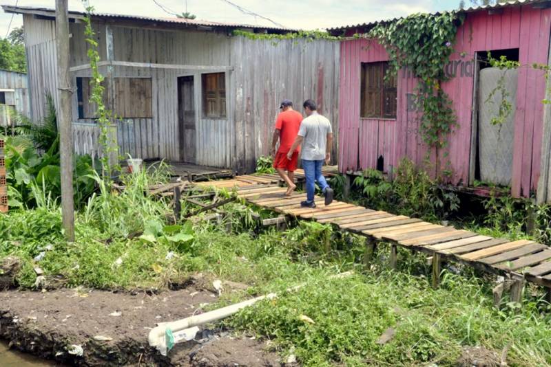 Equipe da Semcat visitando as famílias desabrigadas e fazendo levantamento de quem vai precisar de apoio em programas sociais. 