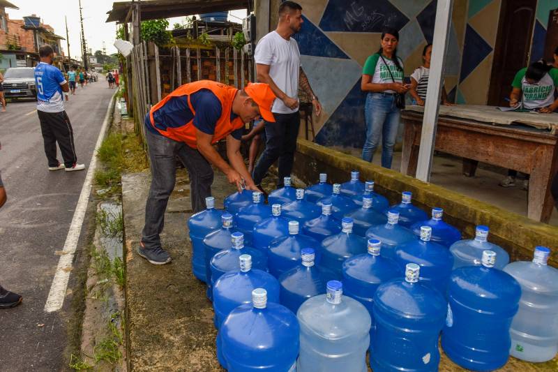 Água potavél para as familías.