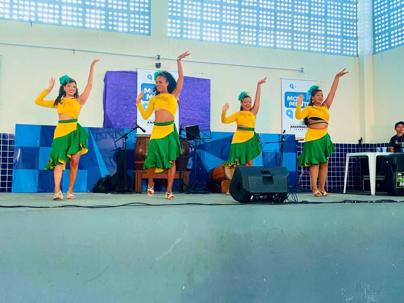 Durante o dia aconteceram várias apresentações culturais.