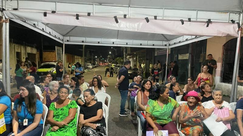 Comunidade do Falcolândia aguardando a entrega do (CRI).