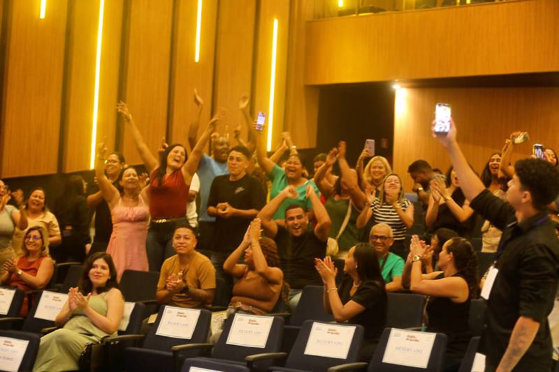 Servidores, familiares, autoridades e convidados prestigiando a cerimônia de premiação da 5ª Galeria do Servidor.