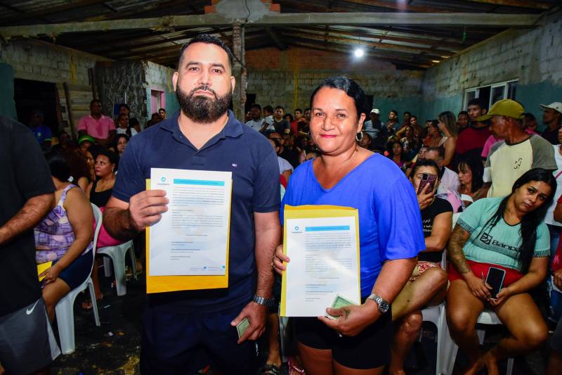 Com o documento em mãos, moradores celebraram a conquista da segurança jurídica para suas famílias.