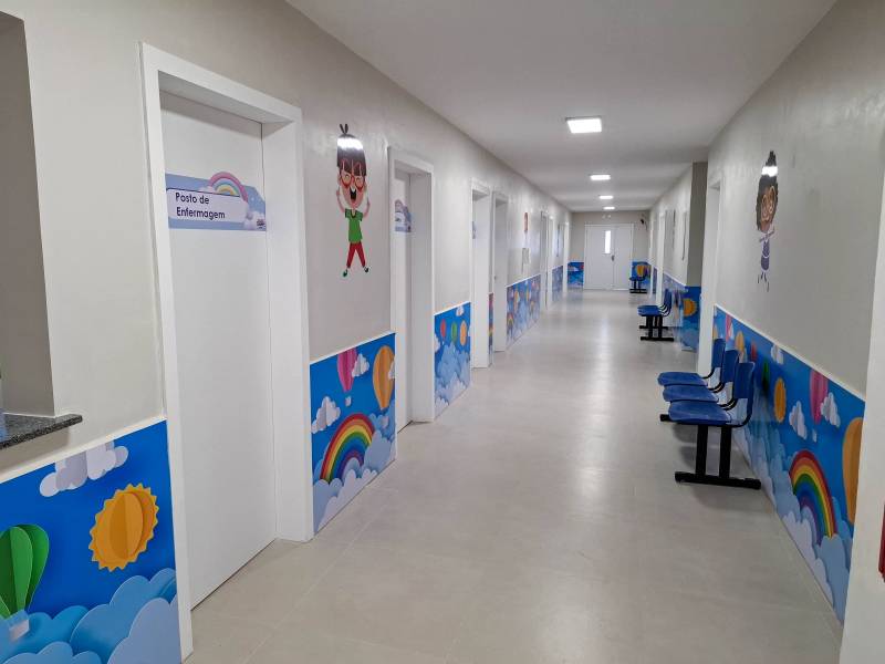 Decoração temática e colorida transforma o ambiente hospitalar em um espaço mais leve e acolhedor para as crianças.