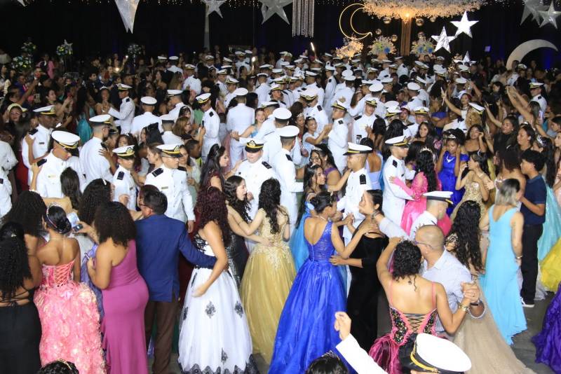 Valsa com os cadetes da marinha.