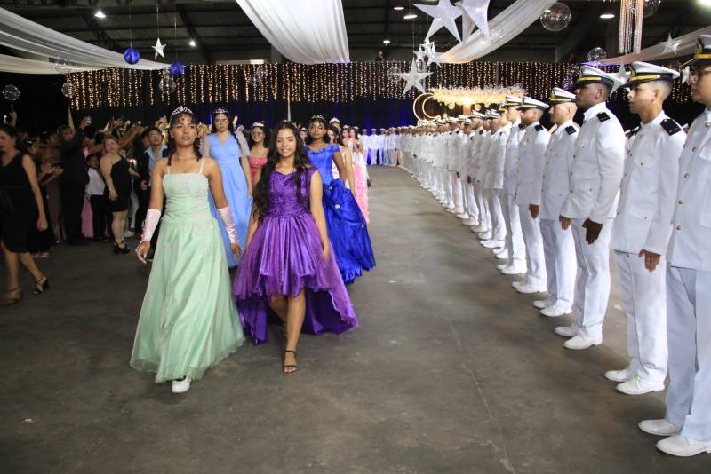Cadetes da Marinha do Brasil, recepcionando as debutantes.