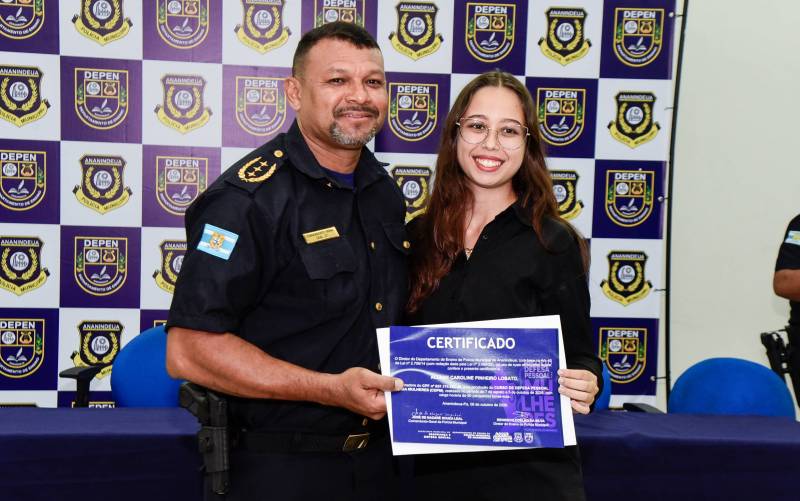Momento de reconhecimento às mulheres que concluíram a formação em técnicas básicas de defesa pessoal e prevenção à violência.