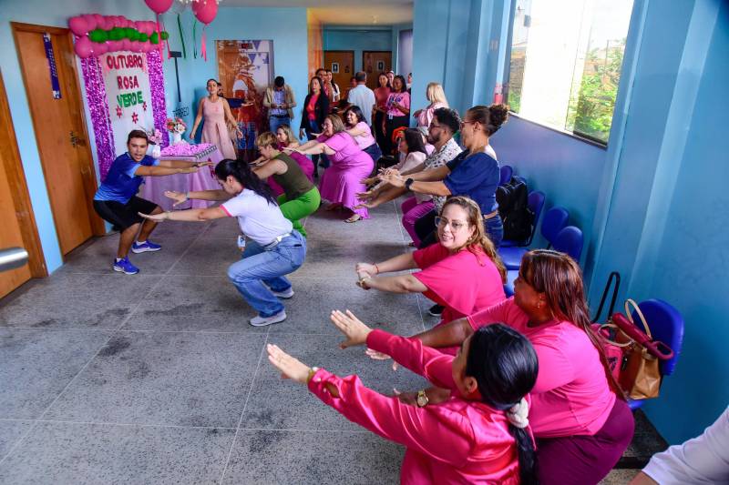 Momento de ginástica laboral e integração entre servidores durante a programação.