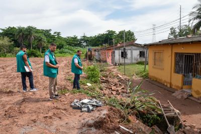 Galeria: Equipe da Secretaria em notificação sobre o desabamento do muro na alameda Sofia no bairro Centro