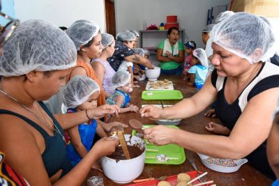 Mães e filhos criam memórias doces em oficina de chocolate