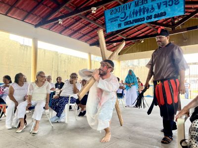 Idosos do CRAS encantam e se emocionam com dança e teatro em Ananindeua