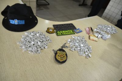 Mulher é detida com tabletes de maconha durante operação de trânsito